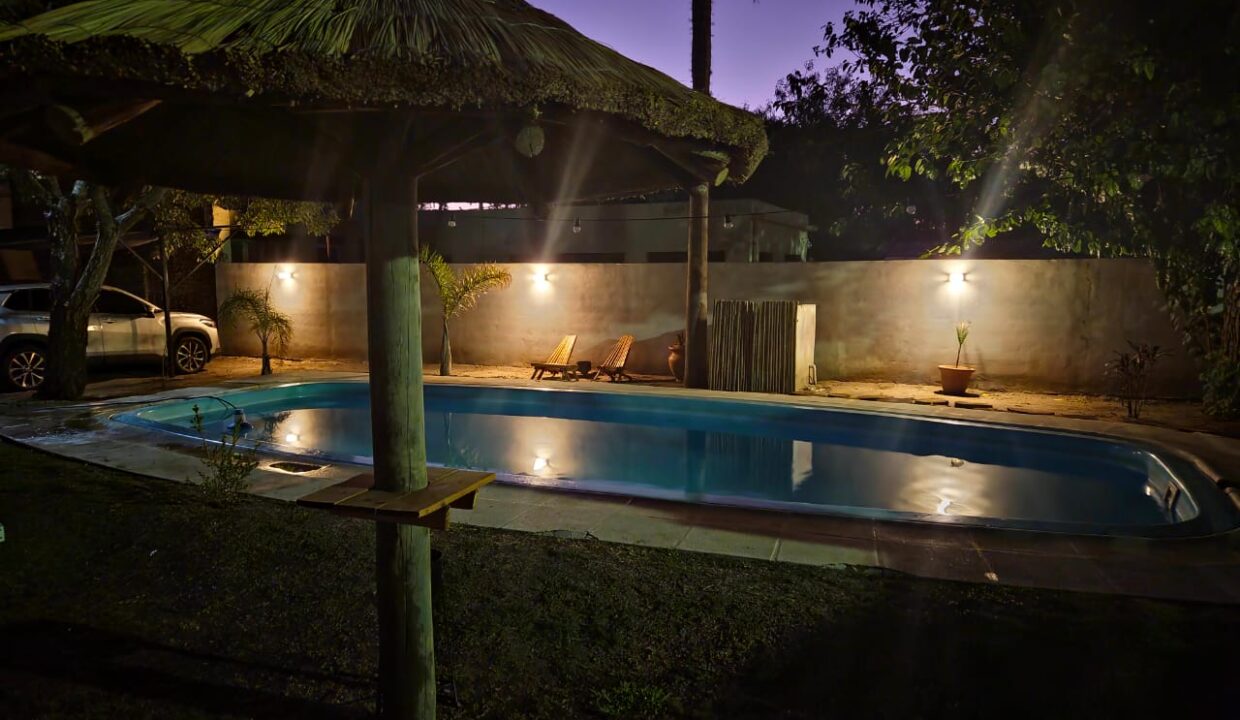 piscina-noche-romang